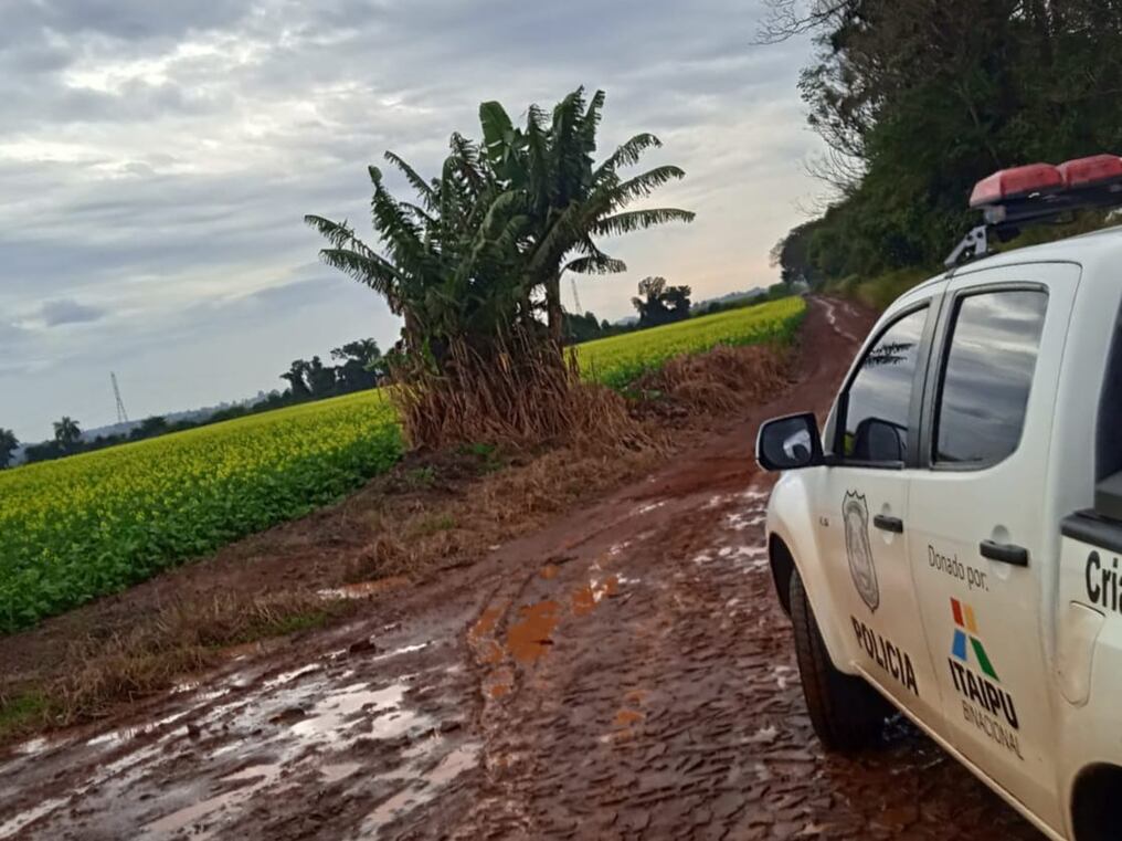 Zona del km 37 del distrito Yguazú, camino a Santa Teresa de Caaguazú, donde dos mujeres fueron asaltadas a bordo de un vehículo, por parte de dos motociclistas. A una de ellas le habrían despojando de 30 mil dólares. Foto: Gentileza
