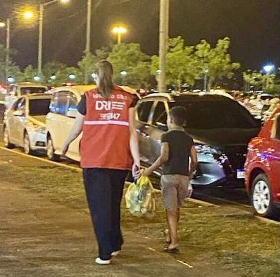 Los funcionarios del Ministerio de la Niñez y la Adolescencia que integran el equipo "chalecos rojos" se ocupan de garantizar protección a los niños en situación de vulnerabilidad. Foto: Gentileza
