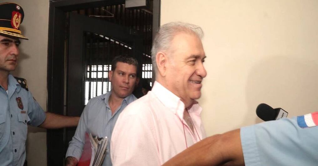 Fernando González Karjallo, procesado por presunto lavado de dinero, junto a su padre Ramón González Daher. Foto: Archivo