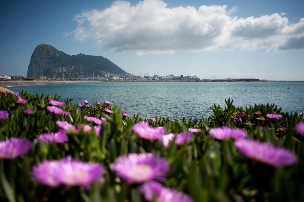 Vista general del Peñón de Gibraltar desde La Línea de la Concepción, cerca de la ciudad de Cádiz, en el sur de España. Foto: Jorge Guerrero/AFP