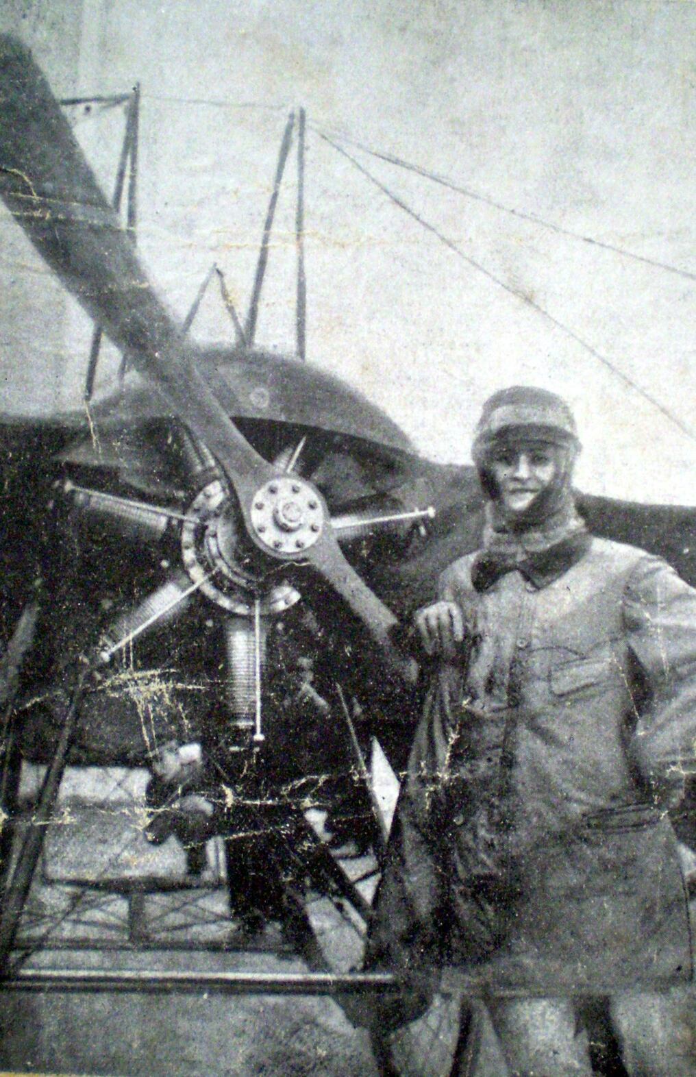  Silvio Pettirossi con su aeronave en Buenos Aires en 1914 en pleno invierno. Foto: Gentileza Antonio Luis Sapienza