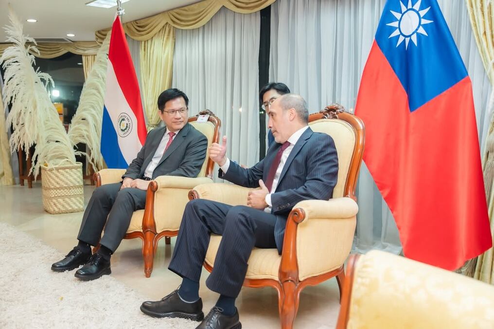 Lin Chia-lung fue recibido anoche en el aeropuerto por el vicecanciller paraguayo Víctor Verdún. Foto: Gentileza