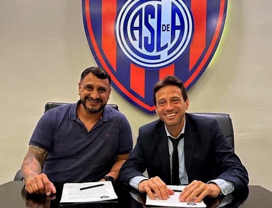 El exjugador Mario Jara firmó contrato y fue presentado por el vicepresidente, Marcelo Moretti.FOTO: @CLUB SAN LORENZO