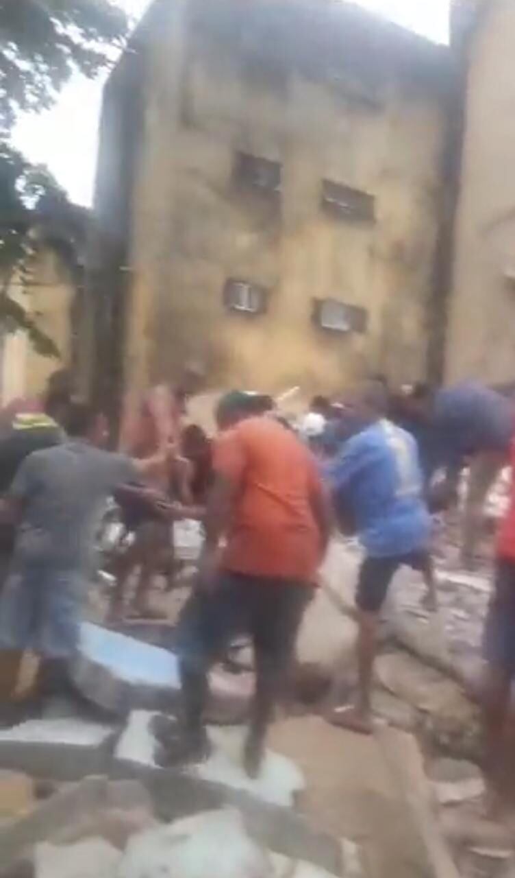 Los servicios de emergencia buscan a posibles supervivientes, ya que algunas personas se han comunicado con el exterior. Foto: Captura de pantalla