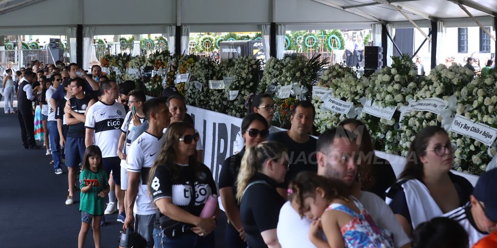 Continúan llegando al Club Olimpia cientos de hinchas para rendirle homenaje y presentar sus respetos ante la familia. La salida de los restos del empresario, político y dirigente deportivo rumbo a su última morada está prevista a las 17:00. Foto: Jorge Jara