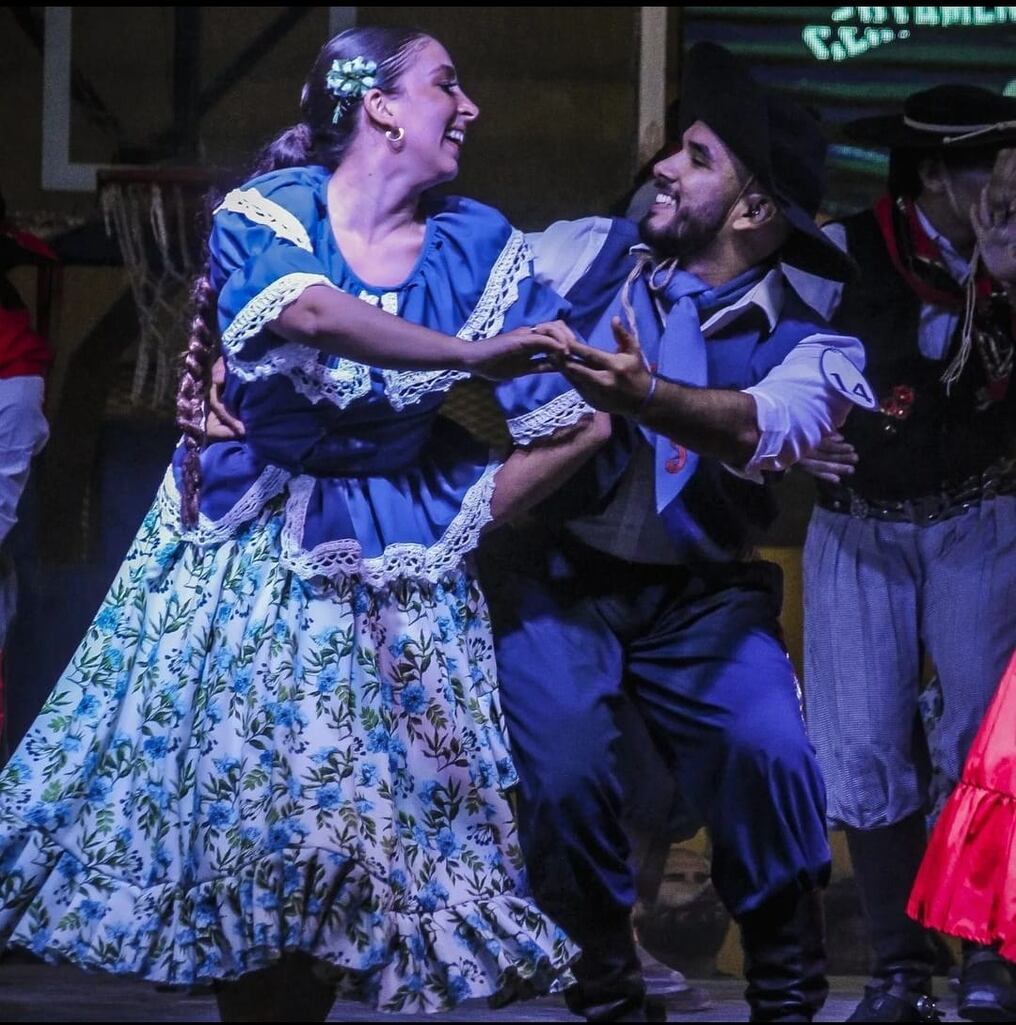 En tarima se verá a Flor Ferrazzano y Julián Naessens, dúo de folclore argentino. Foto: Gentileza