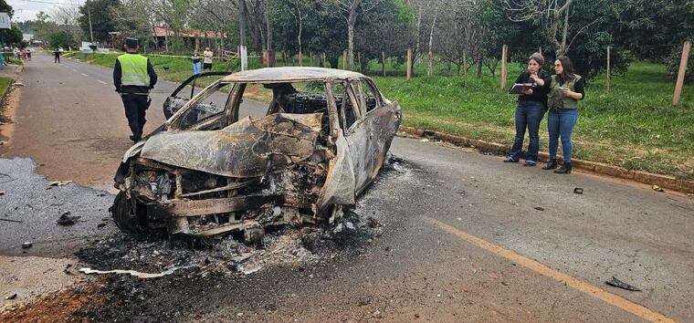 Un automóvil se estrelló contra una columna de la ANDE y fue consumido por el fuego. Un joven de 18 años falleció en el sitio, mientras que otros cuatro ocupantes lograron ser