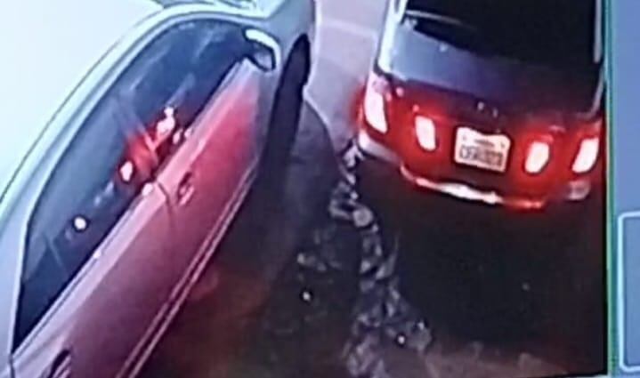 En el circuito cerrado fue identificado el automóvil utilizado para el robo a local comercial del mercado de Abasto y que pertenecería a una mujer, imputada hoy por la fiscal Cinthia Leiva de Ciudad del Este. Foto: Gentileza