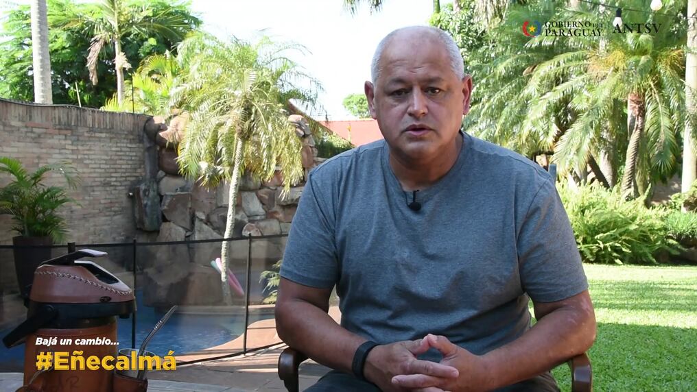 El histórico de la selección paraguaya, hoy entrenador, se unió a una campaña para no conducir en ebriedad. Foto: Captura de video