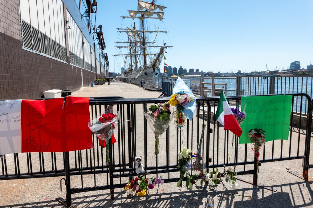Flores y banderas se colocan en la entrada del velero Cuauhtémoc de la Armada de México, cuyo accidente dejó dos muertos. Foto: Spencer Platt/AFP