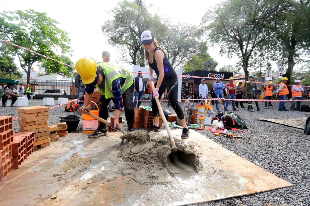 El primer Campeonato Nacional de Albañiles demostró que el sector de la construcción alberga no solo a hombres, sino también a mujeres que incursionan en la actividad. Foto: Néstor Soto