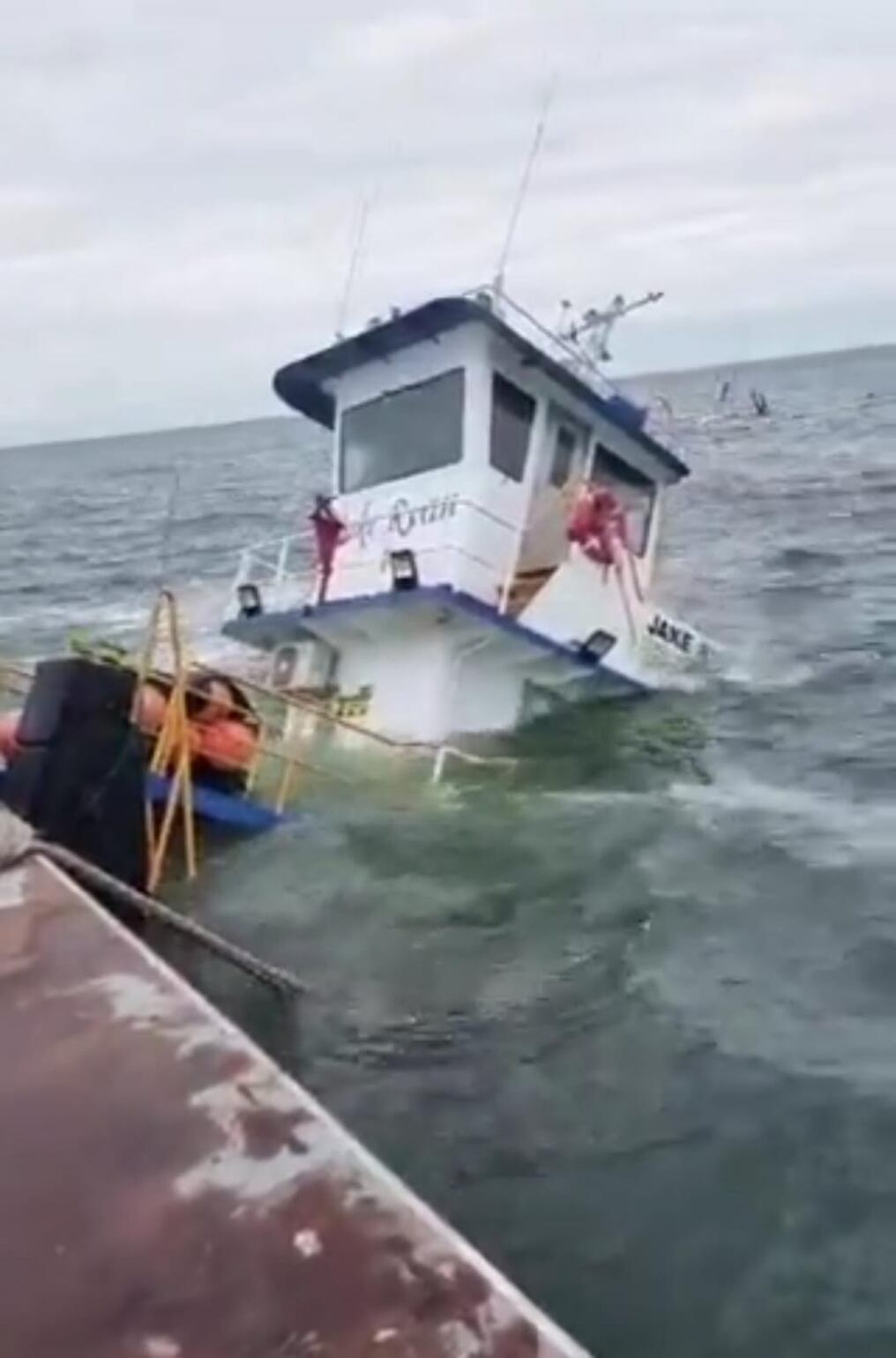 En el navío iban 9 tripulantes que lograron salir a tiempo y no sufrieron lesiones durante el incidente. Foto: Captura pantalla