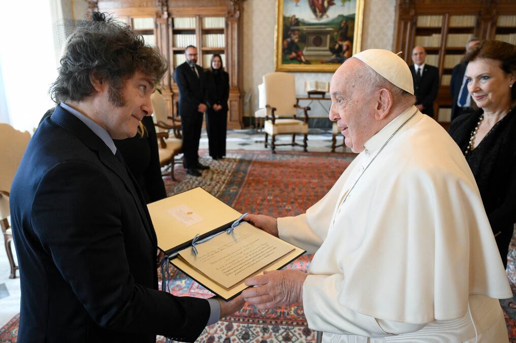 Tras el primer encuentro de ayer, el sacerdote argentino recibió este lunes al mandatario en una audiencia en el Vaticano. Foto: AFP