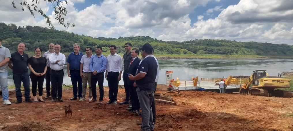En noviembre de 2024 autoridades paraguayas y de Puerto Iguazú, Argentina, acompañaron cuando fue botada al agua la embarcación con destino a Puerto Irala para el cruce con Puerto Libertad. Los pobladores siguen aguardando la operatividad. Foto: Dolly Galeano