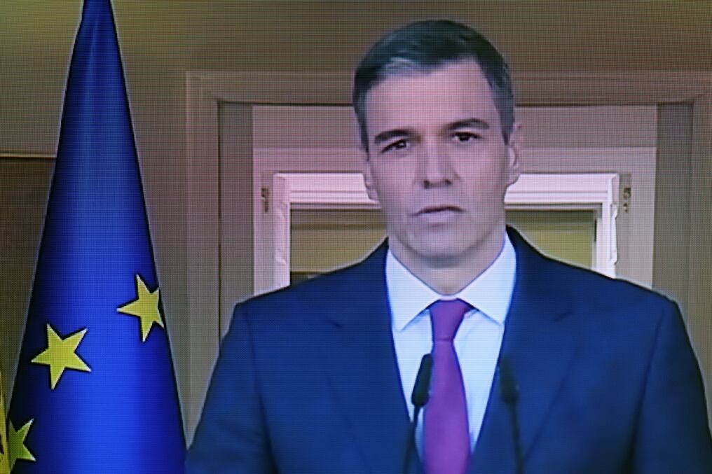El presidente Pedro Sánchez anunció este lunes que seguirá al frente del Ejecutivo tras amenazar con dimitir por el acoso personal que dice sufrir de la oposición. Foto: AFP