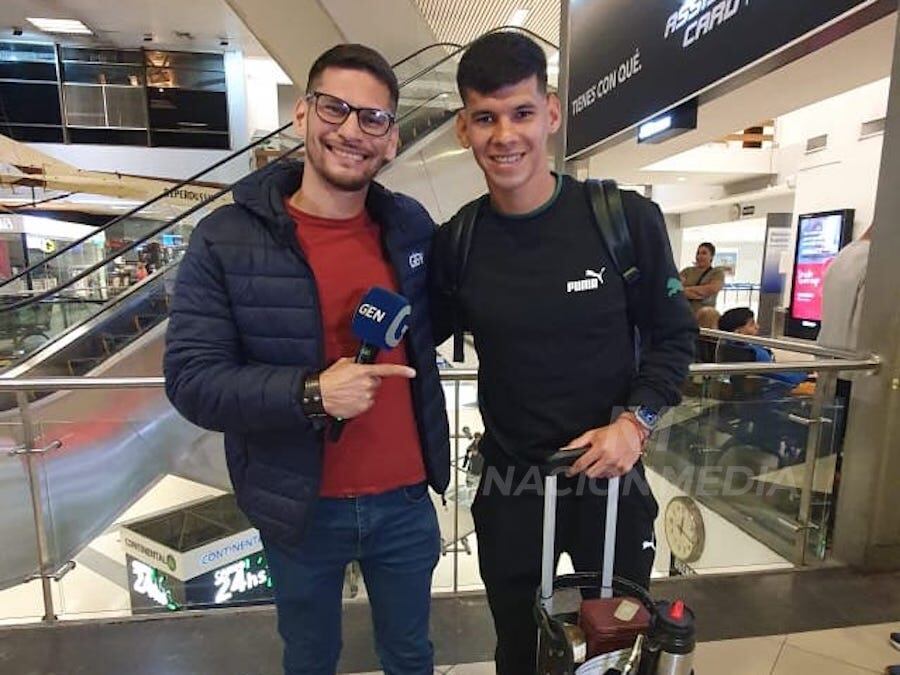 El goleador de Cerro Porteño Robert Morales es despedido en el aeropuerto por el periodista Jorge Izquierdo, de Nación Media.FOTO:@JORGE IZQUIERDO