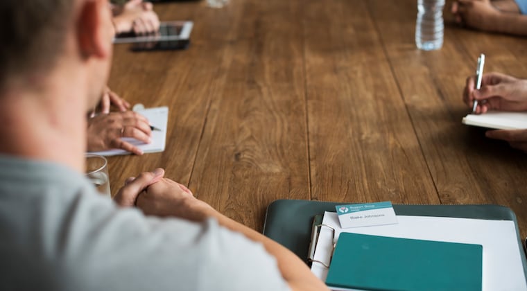 Jóvenes faltan los lunes y no quieren trabajar los sábados: empresas apuestan por los adultos Jóvenes faltan los lunes y no quieren trabajar los sábados: empresas apuestan por los adultos