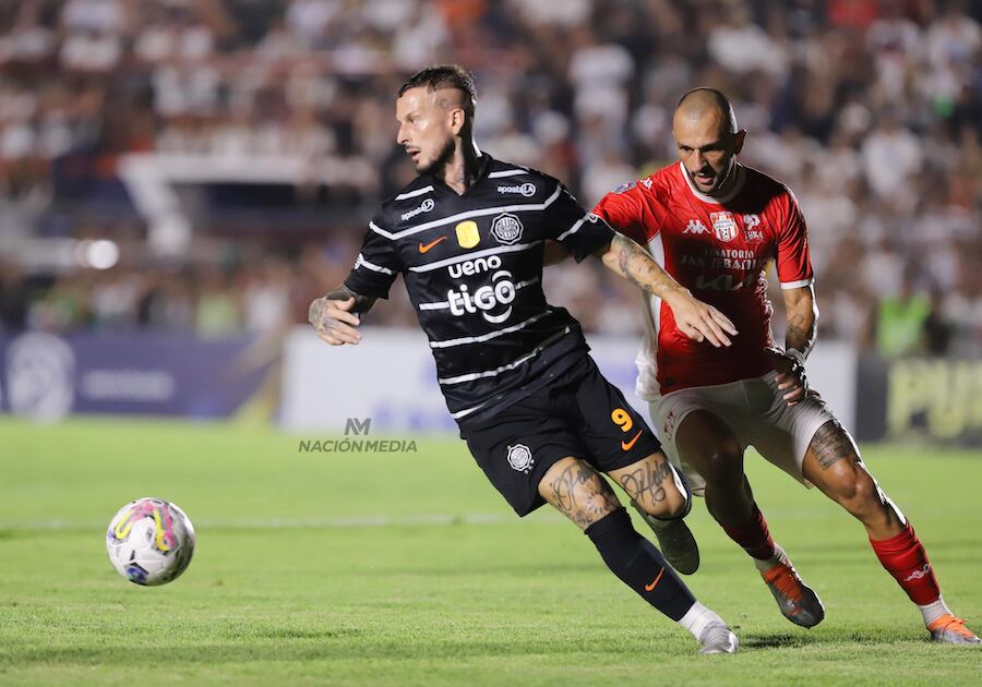 El olimpista Darío Benedetto maniobra ante la marcación del esteño Jorge González. Foto: Matías Amarilla
