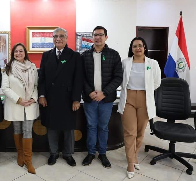 La diputada Rocío Abed, el gobernador del Alto Paraná, César "Landy" Torres, junto a las autoridades de la Universidad Nacional del Este. Foto: Gentileza