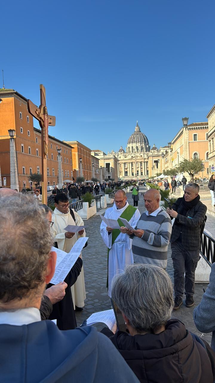 La feligresía se congregó a rezar por la recuperación del papa Francisco quien se encuentra internado hace diez días por un cuadro de neumonía bilateral. Foto: Gentileza