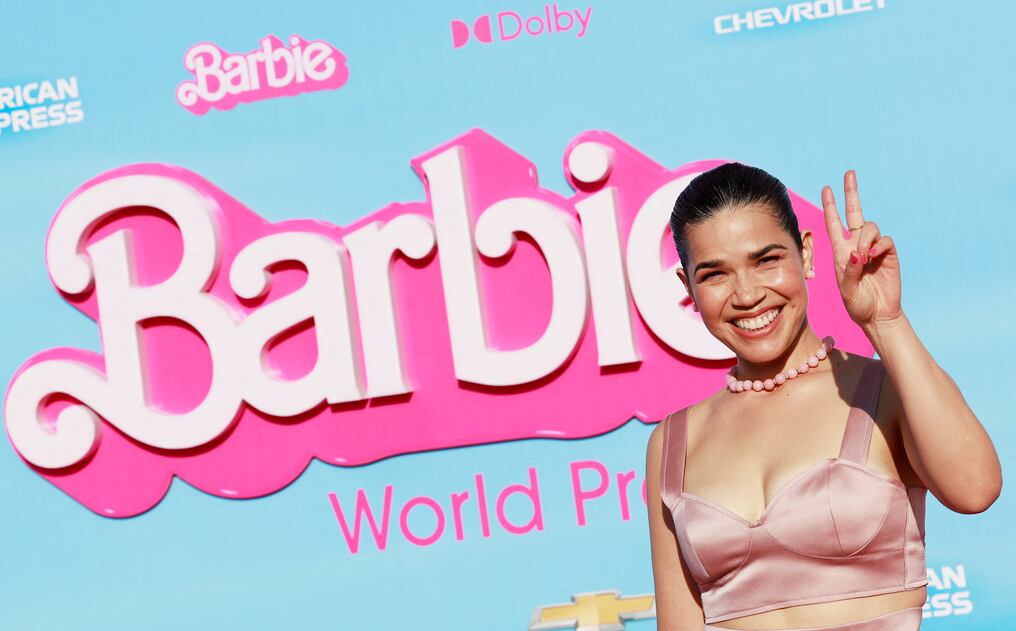 América Ferrera, de raíces hondureñas, en el estreno mundial de “Barbie” en Los Ángeles, el 9 de julio de 2023. Foto: AFP
