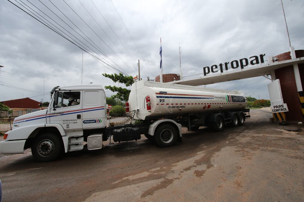 El titular de la estatal, Eddie Jara, confirmó que cuentan con stock suficiente de GLP para hasta el próximo mes. Son más de 130 toneladas varadas en ruta argentina, con un total de 11 camiones de Petropar. Foto: Archivo