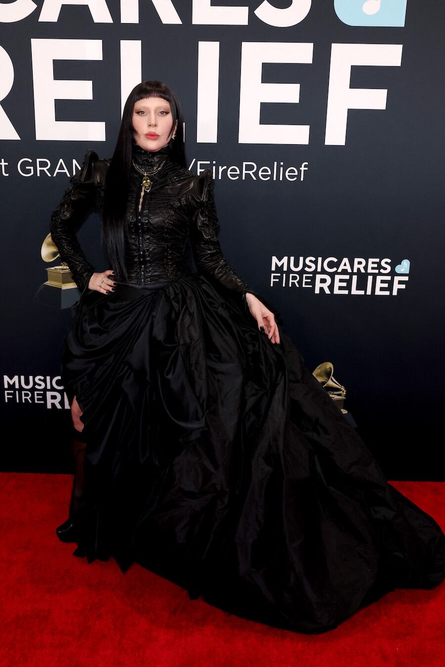 La reina del drama. Lady Gaga impactó con un estilismo de aire gótico victoriano creado para ella por el diseñador emergente australiano- taiwanés Samuel Lewis