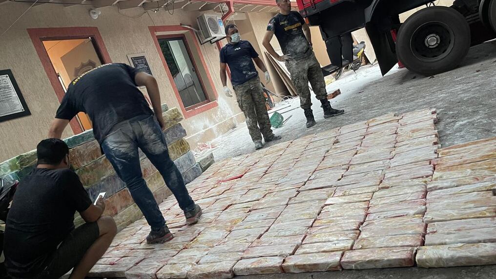 El fiscal Elvio Aguilera imputó y pidió prisión para el conductor del camión que transportaba 1.800 kilos de marihuana prensada cuando circulaba por la Ruta PY07, en Minga Pora. Foto: Gentileza