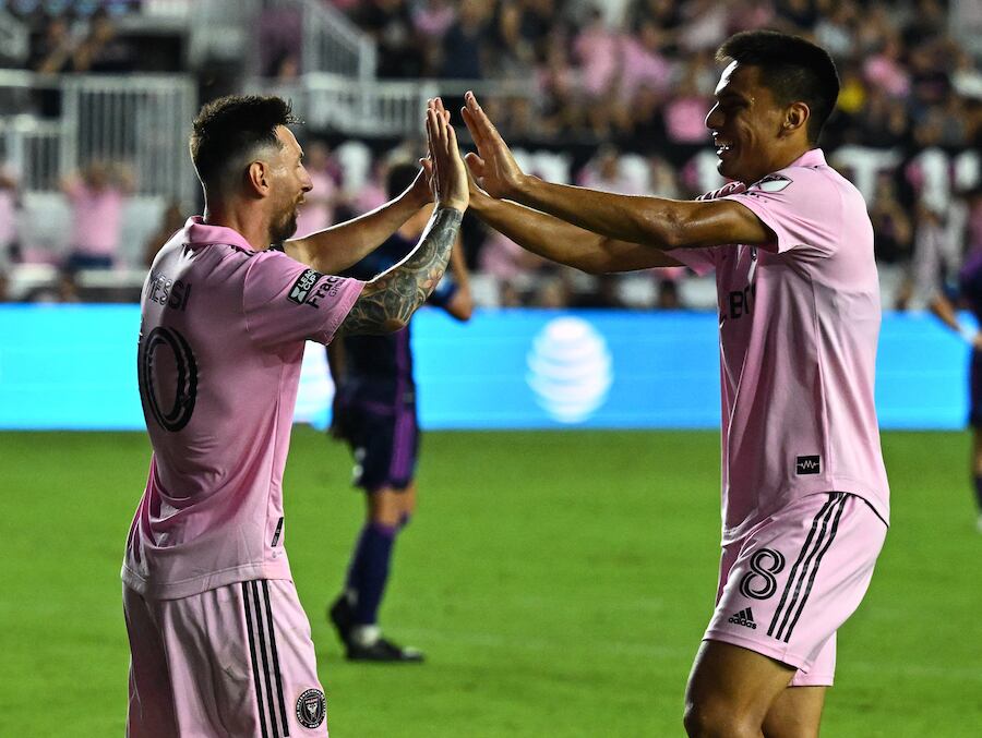 Diego Gómez saluda a la estrella Messi en el partido de Inter Miami ante Charlotte FC.FOTO:AFP