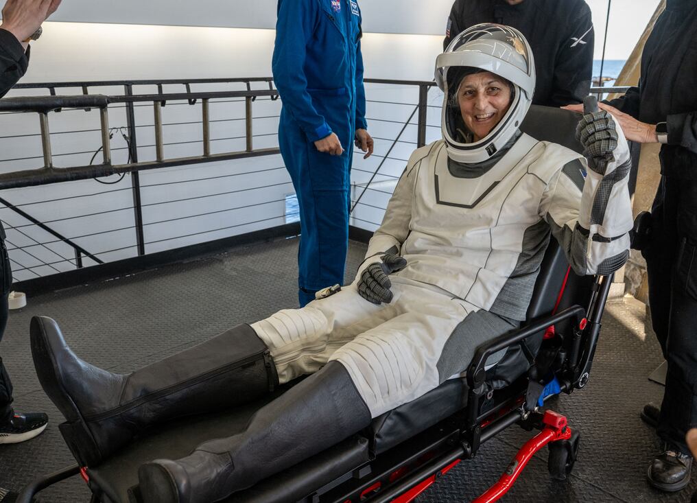 Suni Williams saluda tras aterrizar ayer; junto Butch Wilmore quedó varada en la Estación Espacial Internacional. Foto: Keegan Barber /NASA/AFP