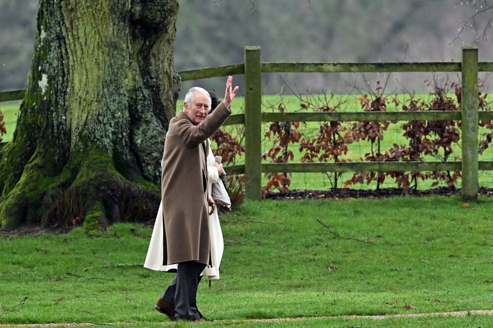 El rey Carlos III, actualmente en tratamiento por un cáncer, asistió el domingo al servicio religioso en su residencia campestre de Sandringham, en Reino Unido. Foto: AFP