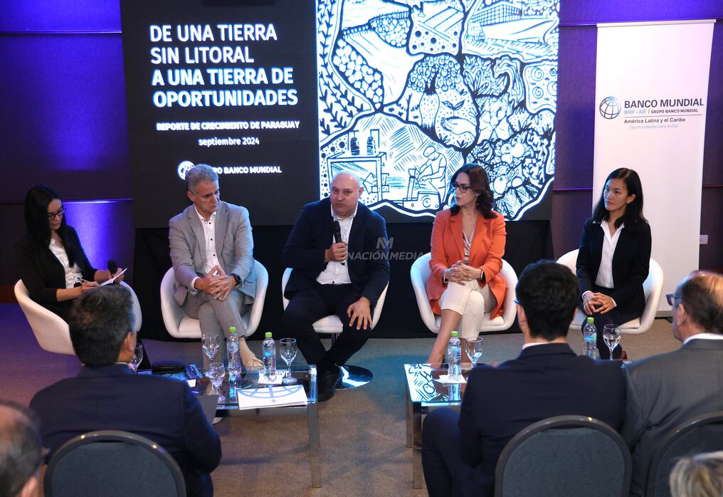 Tras la presentación del reporte, se realizó un conversatorio entre referentes del ámbito económico local como la titular de la AFD, Stella Guillén; el director de Dende, César Barreto, y director ejecutivo de Fundación Moisés Bertoni, Yan Speranza. Foto: Jorge Jara 