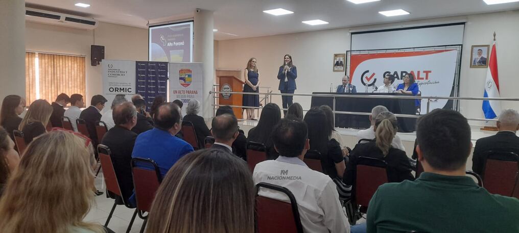 Viceministra del MIC, Lorena Méndez en el acto de clausura del curso de capacitación a funcionarios de los municipios de Alto Paraná, sobre atención a inversionistas. Foto: Dolly Galeano