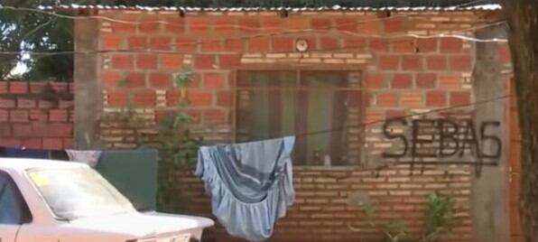 Esta es la humilde vivienda que fue a juicio ejecutivo porque su propietaria, quien falleció hace dos años, dejó una deuda que acumuló intereses. Foto: Captura de vídeo