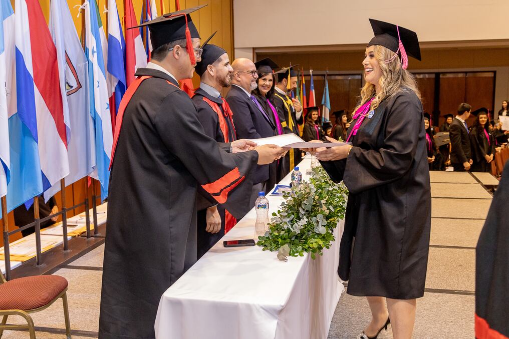 La rectora de la UNIBE, la Dra. Sanie Romero de Velázquez felicitó a los graduados por su esfuerzo y dedicación, y les instó a ser agentes de cambio y desarrollo en la sociedad. Foto: Gentileza