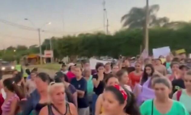 Los pobladores de Coronel Oviedo salieron a las calles ayer miércoles a pedir la captura de los violadores. Foto: Captura de pantalla