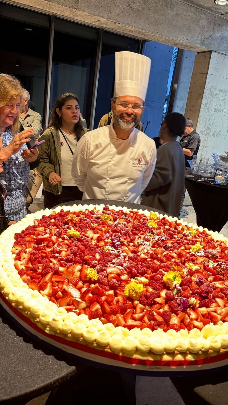 Felipe Mendoza posa con su gran torta. Foto: Gentileza