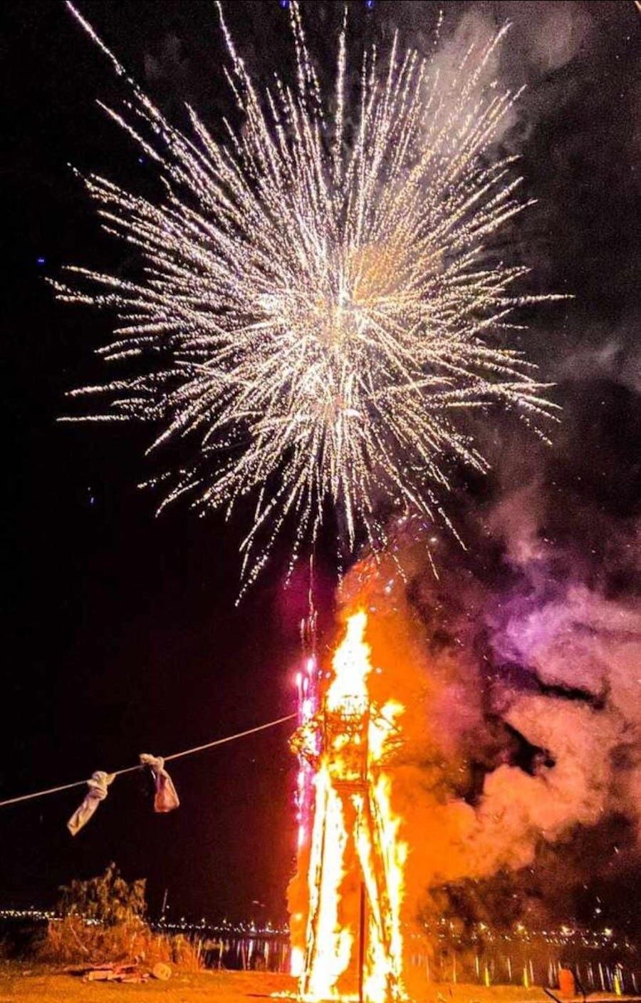 La mayor atracción será el Judas kái más grande del país, una estructura
de más de 13 metros que iluminará la bahía con un show de pirotecnia
