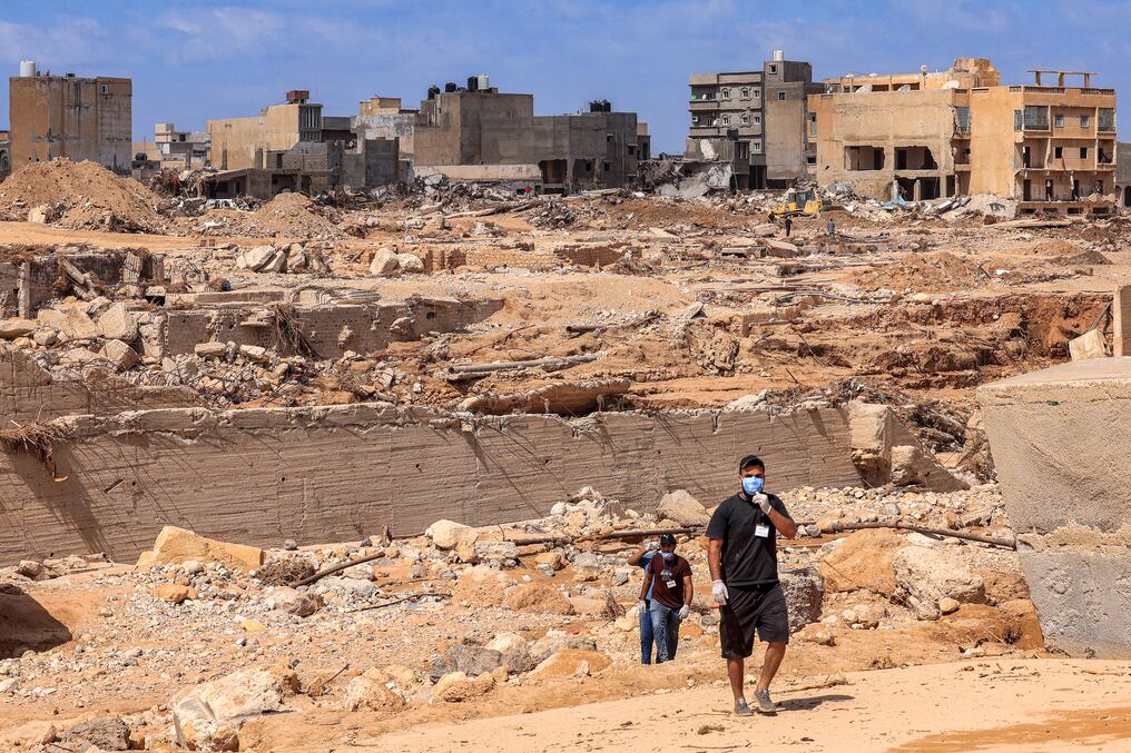 Las lluvias torrenciales en Derna provocaron el derrumbe de dos represas, y una riada colosal, como un tsunami, se llevó todo por delante. Foto: AFP