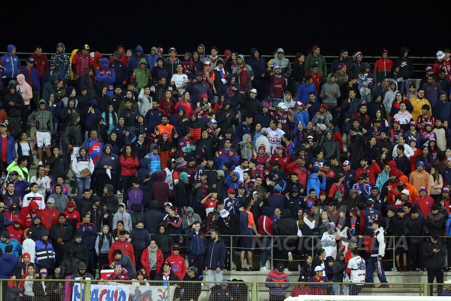 Pese al frío en Encarnación, hubo respetable cantidad de hinchas azulgranas.FOTO:EMILIO BAZÁN