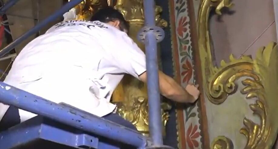 El trabajo es delicado y meticuloso para la restauración total de las piezas históricas que habían sido atacadas por termitas. Foto: Captura de video