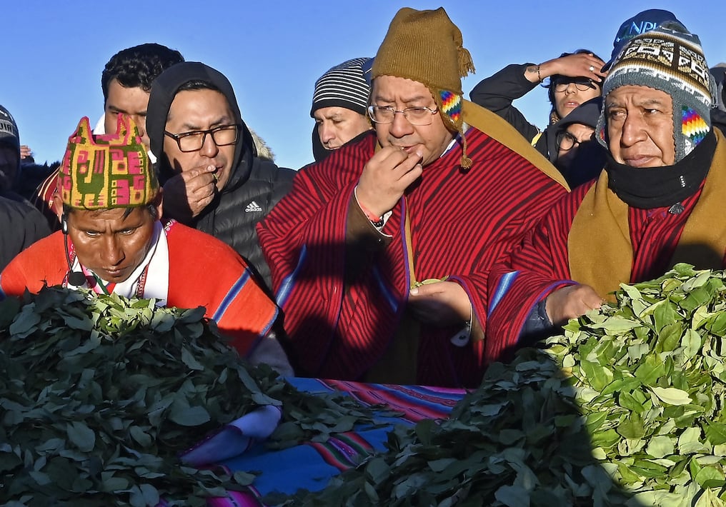 El presidente de Bolivia, Luis Arce, mastica hojas de coca durante la celebración del Año Nuevo Aymara. Foto: Aizar Raldes/AFP
