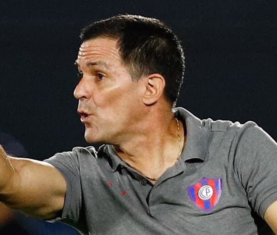 El entrenador Víctor Bernay está sujeto al partido ante Guaraní el viernes para saber su destino.FOTO: ARCHIVO