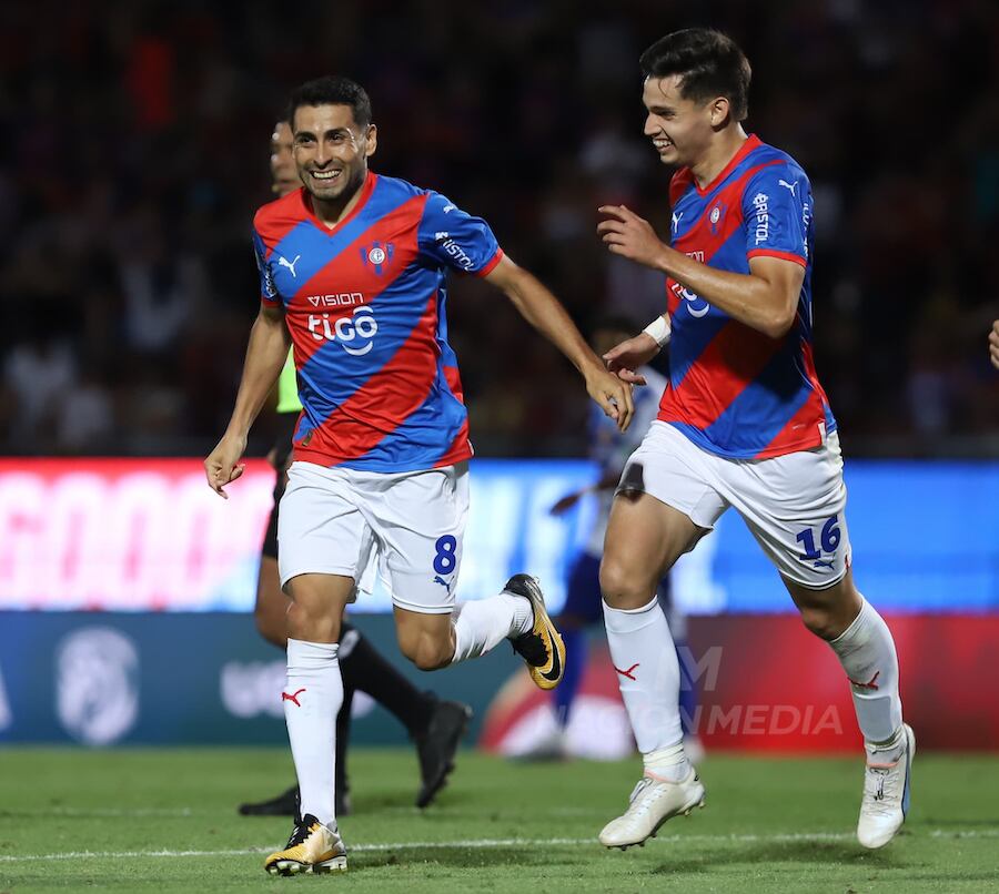 Federico Carrizo (Izq.) y Damián Bobadilla son titulares en Cerro Porteño.FOTO:JORGE JARA