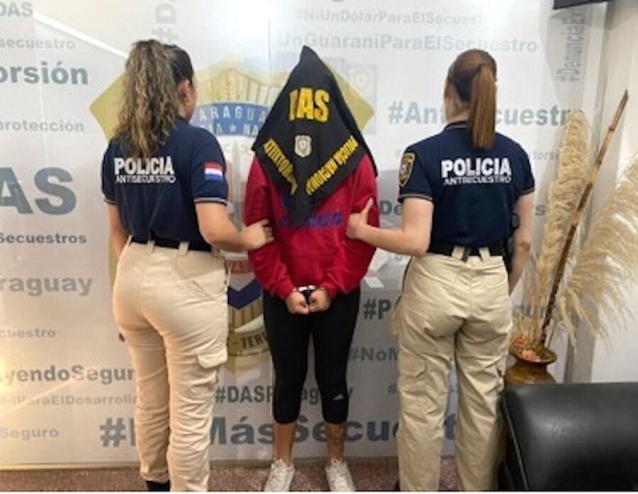 Una de las detenidas por la Policía.FOTO: @POLICIA_PY