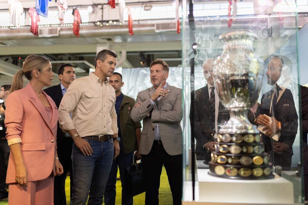 El mandatario junto a su esposa Leticia Ocampos y el titular de Conmebol, Alejandro Domínguez, ante la copa del Mundial. Foto: Presidencia