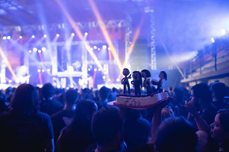 La torta de los 25 años de Flou, con figuras de sus integrantes. Foto: Tati Lugo