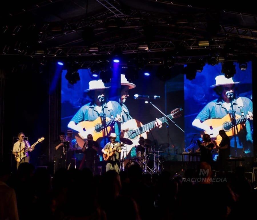 El gran show internacional de la noche estuvo a cargo de Bacilos