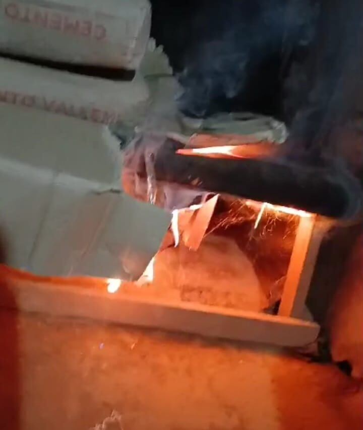 Instante en que el imputado sería quien iniciaba el fuego dentro dentro de la casa, quemando y grabándose a sí mismo en el momento que lo hacía, sin tener en cuenta que sus hijos menores estaban con él. Fue imputado con cuatro cargos. Foto: Gentileza