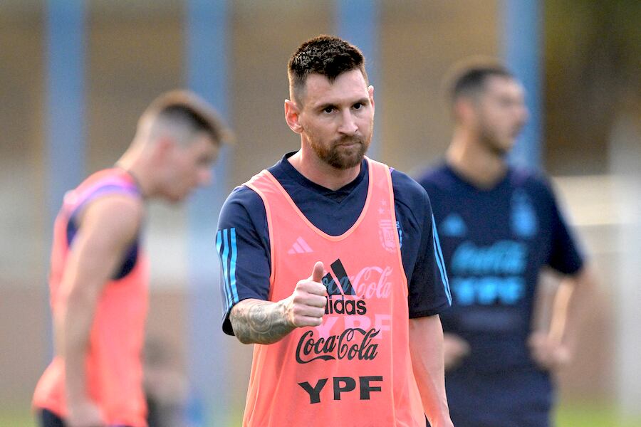Todo ok. Messi levanta el pulgar en la práctica de ayer.FOTO:AFP